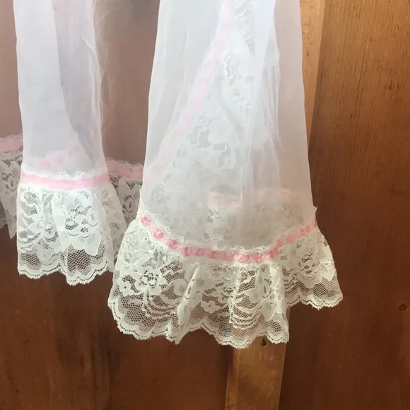 Vintage White Lace Ruffle Robe - Picture 4 of 7